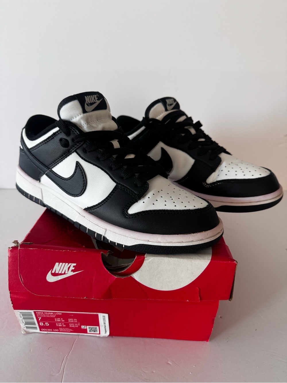 Nike Dunk Low "Panda" Black White DD1391-100
Men's 7/ Women's 8.5 Authenticw/box